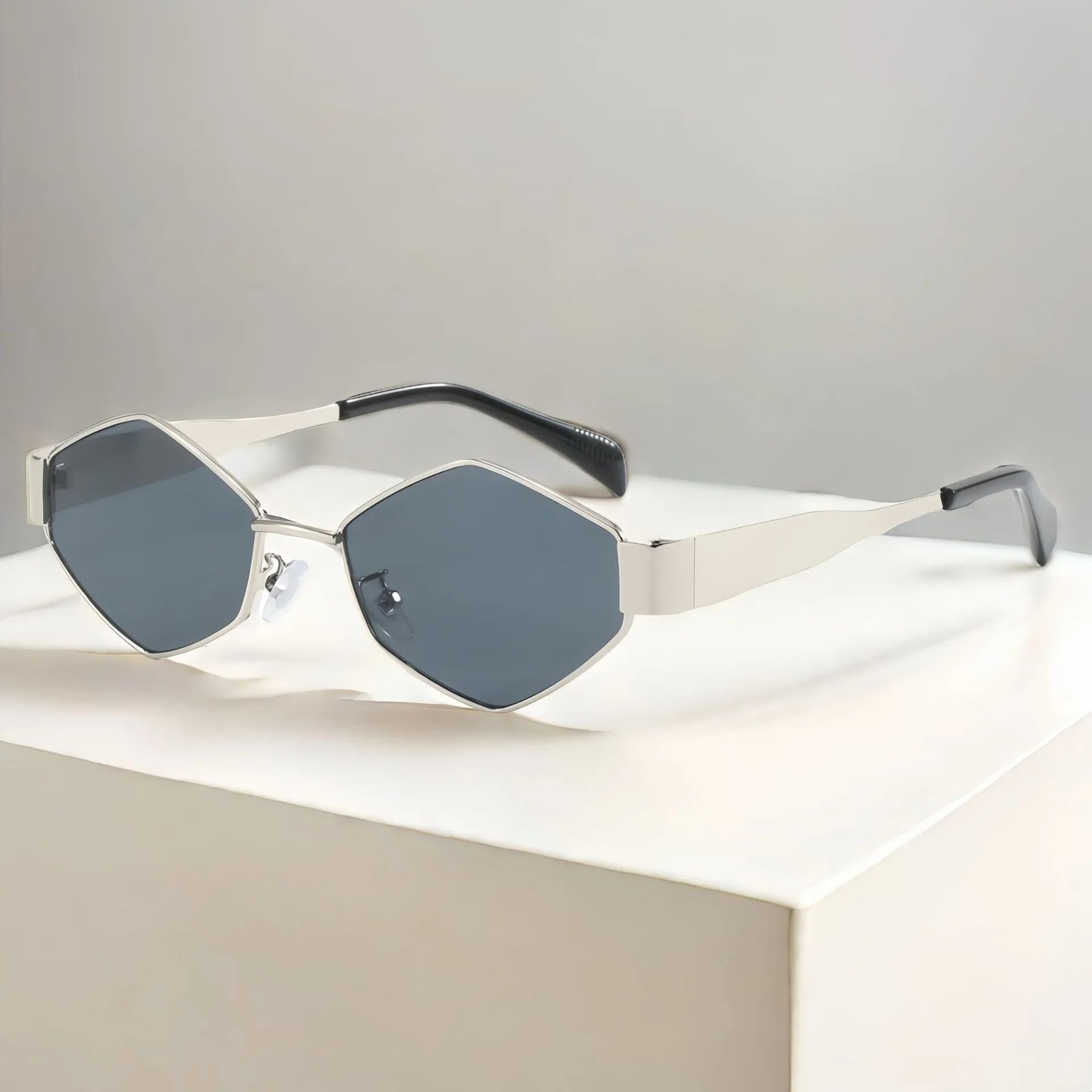Óculos de Sol Fashion Hexagono Cinza e Prata