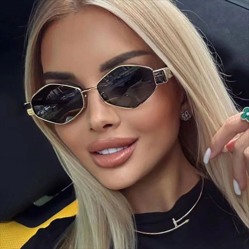 Óculos de Sol Fashion Hexagono Marrom Claro Dourado com Oncinha