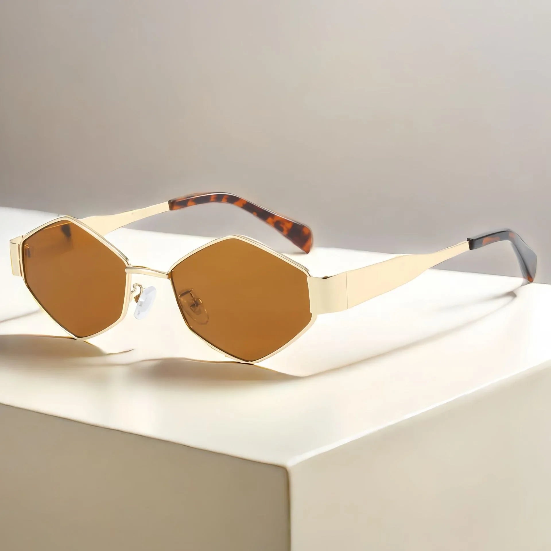 Óculos de Sol Fashion Hexagono Marrom Claro Dourado com Oncinha