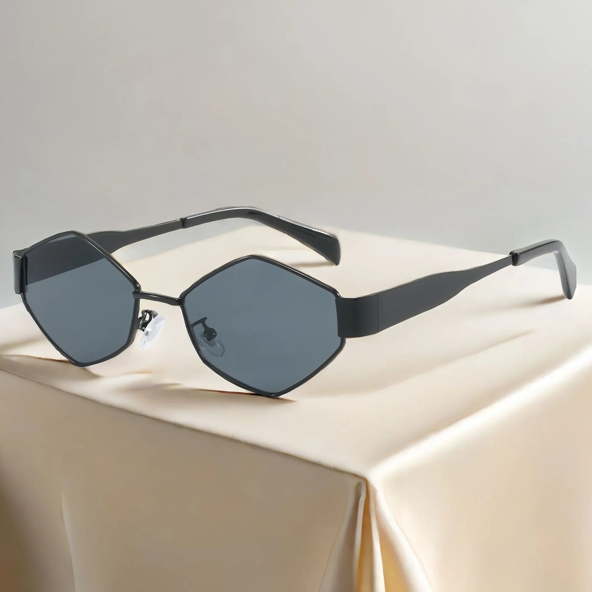 Óculos de Sol Fashion Hexagono Preto e Cinza