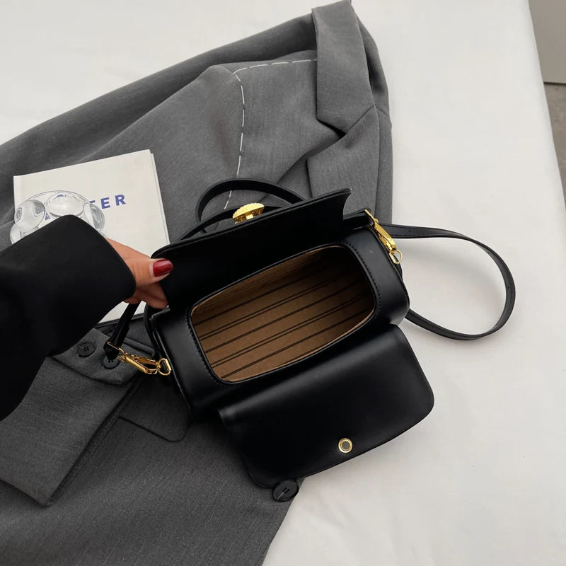 Bolsa Minimalista em Couro - Preta