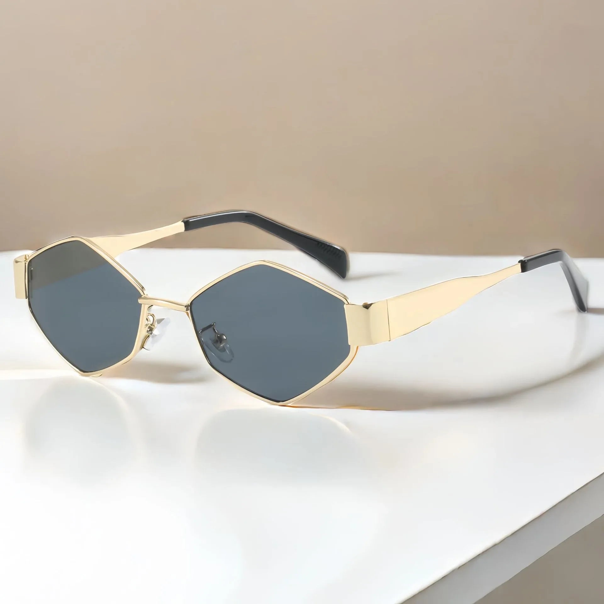 Óculos de Sol Fashion Hexagono Cinza e Dourado